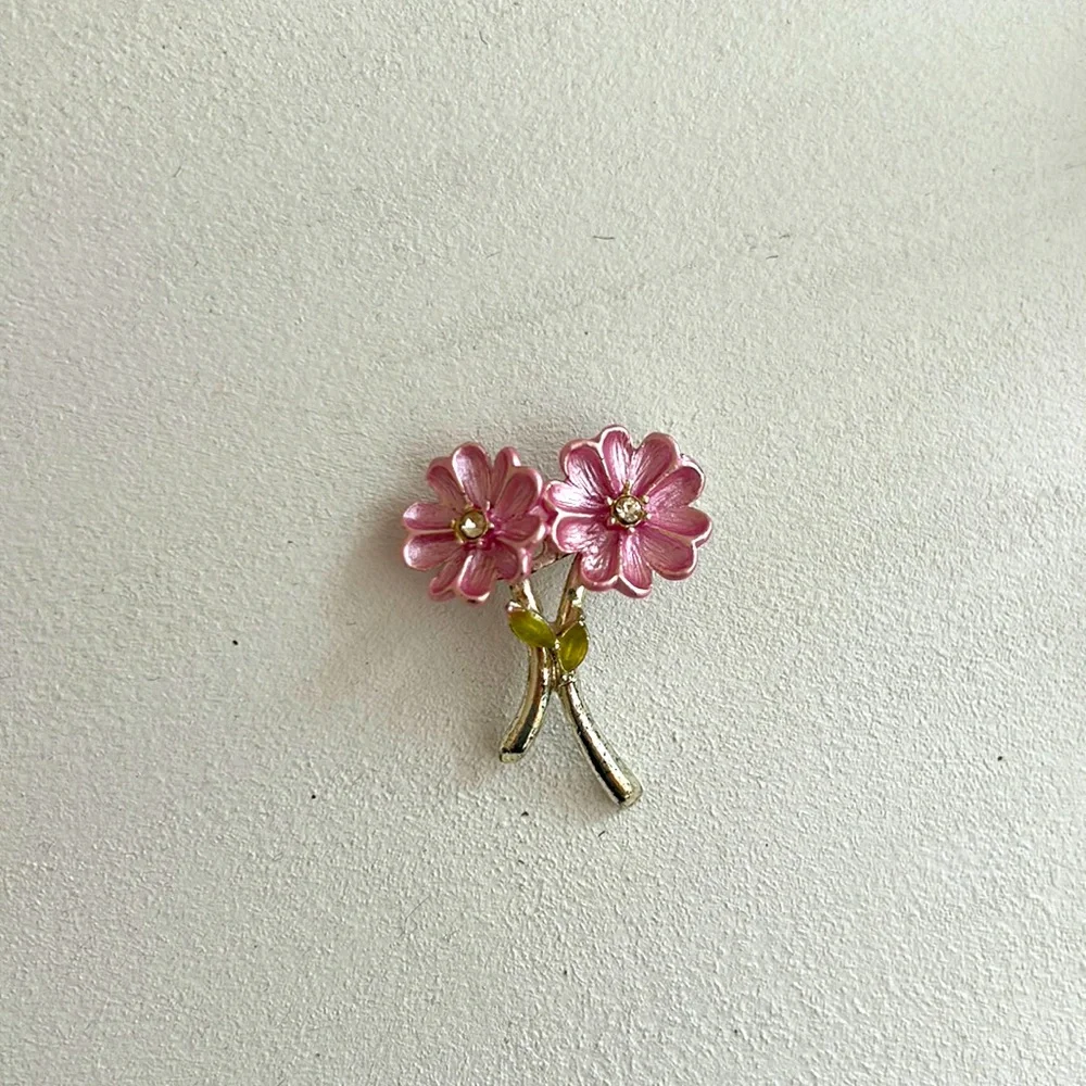 Beautiful painted pink and green flower pin 🌸
